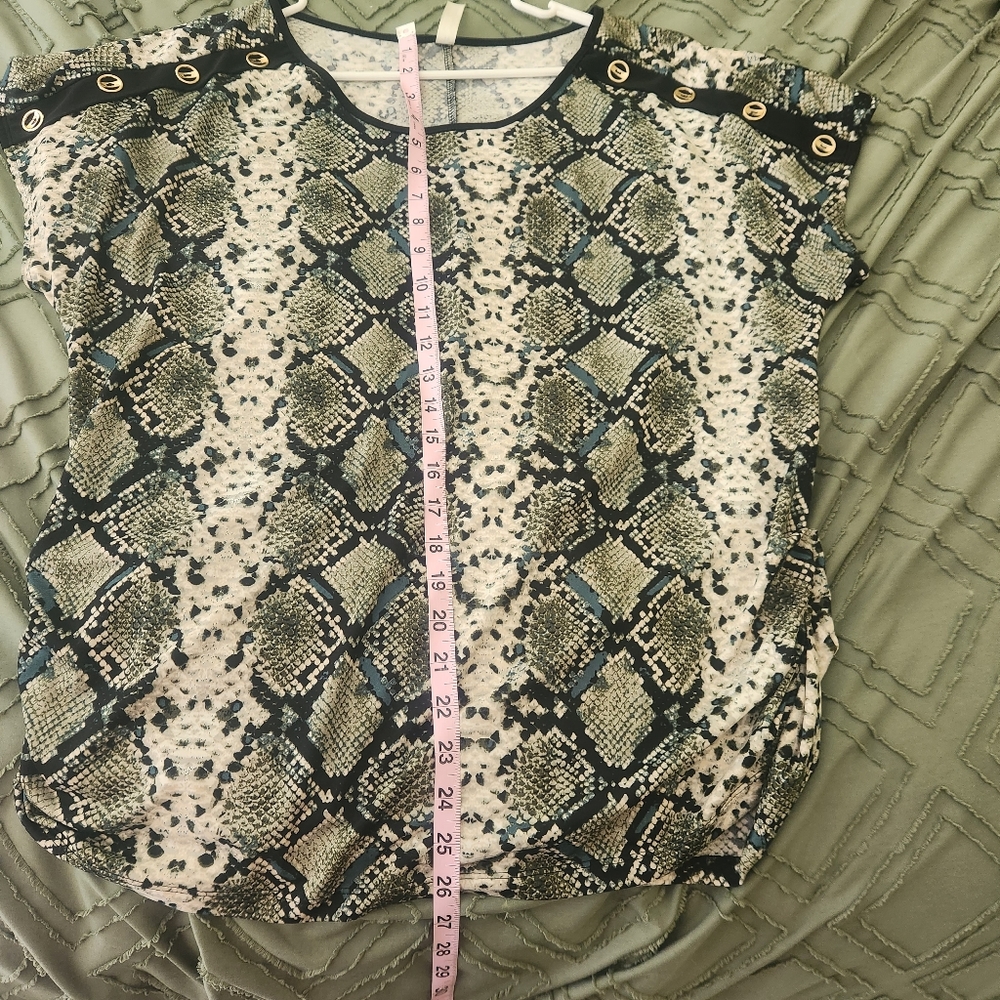 Per Seption Concept green and black snake print blouse. Size XL. - Picture 7 of 10
